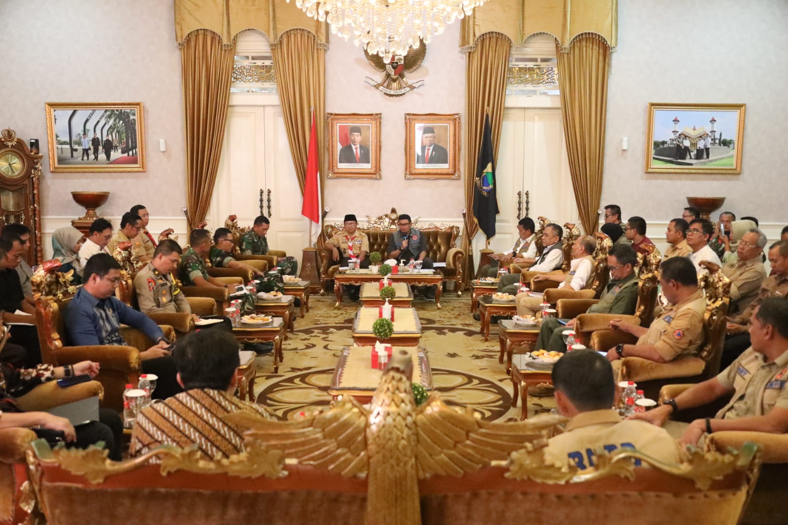 Suasana  Rapat Evaluasi Percepatan Pelaksanaan Pembangunan Rumah Rusak bagi masyarakat terdampak gempa pada November yang lalu. Rapat ini dilaksanakan di Kantor Bupati Cianjur, Jawa Barat pada Jumat (14/7).